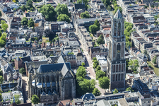 909183 Luchtfoto van de Domkerk en de Domtoren te Utrecht, met daartussen het Domplein en in het verlengde de Korte ...
